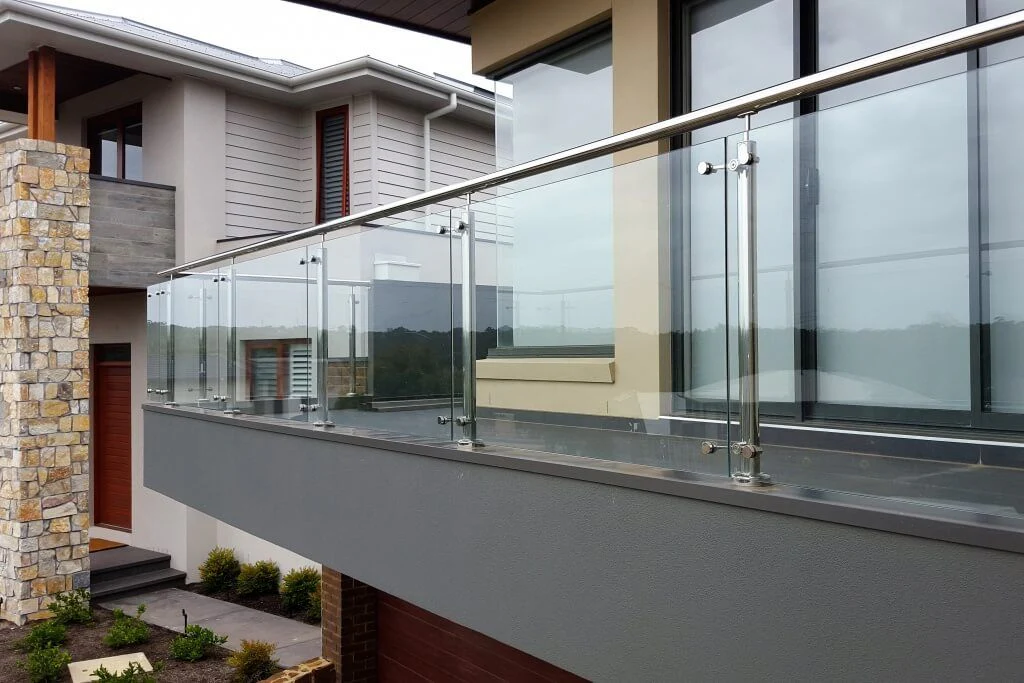 Stainless Steel Toughened Glass Balcony Railing Installation in Dubai Abu Dhabi UAE - درابزين شرفة زجاج مقسى مع ستيل