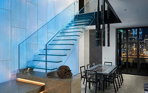 Frameless tinted glass staircase Dubai | درج زجاج ملون بدون إطار