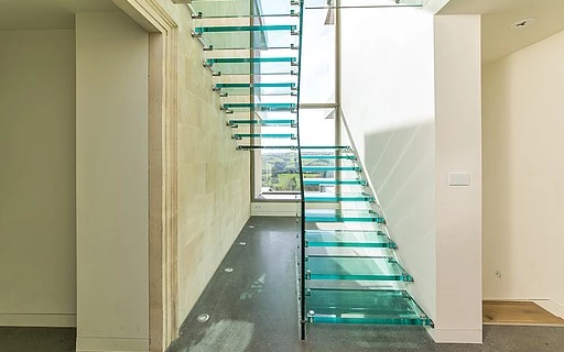 Transparent glass staircase with glass treads UAE | درج زجاج شفاف